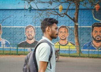 MURAL kapten Malaysia, Muhammad Marhan Jalil (dua kanan) menghiasi dinding jalan di sekitar Bhubaneswar, India sempena hoki Piala Dunia 2023 yang sedang berlangsung. – MINGGUAN/FARIZ RUSADIO