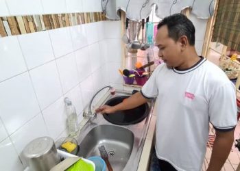 MOHD. Khairi Kamaruddin menunjukkan paip utama di singki dapur rumahnya yang kini tiada air susulan masalah pencemaran di Presint 11, Putrajaya semalam.