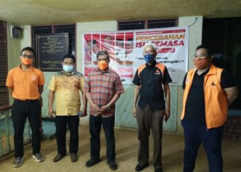 MOHAMAD Sabu (tengah) selepas Ceramah Isu Semasa - Kerajaan Lemah Tiada Integriti di Kuala Terengganu malam tadi.