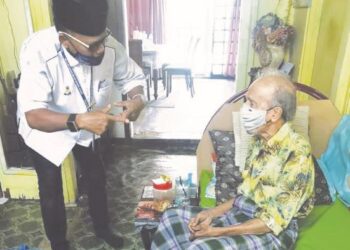 ABDUL Rasip Yahya atau Mat Sentul (kanan) ketika menerima kunjungan pihak MAINJ di rumahnya di Larkin, Johor Bahru semalam.