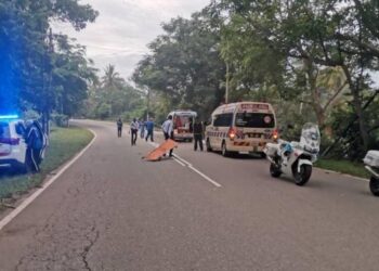 IDHAR Mohamad disahkan meninggal dunia di tempat kejadian selepas hilang kawalan ketika melalui selekoh di Jalan Solok Duku, Masjid Tanah, Melaka pagi tadi. - FOTO/DIYANATUL ATIQAH ZAKARYA