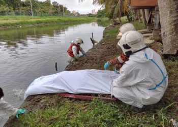 ANGGOTA bomba dan penyelamat bersama mayat mangsa, Saravanan yang ditemukan terapung di rumah pam Taman Chai Leng, Perai, Pulau Pinang petang semalam.