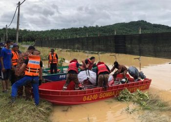 PASUKAN penyelamat SAR mengangkat jenazah Md. Rajihan Mohd. Junaidi yang ditemukan kira-kira 15 meter dari lokasi keretanya. - FOTO/MOHAMAD FAHD RAHMAT