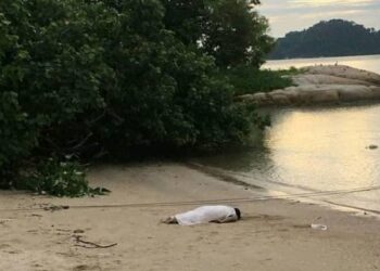 KEADAAN mayat lelaki yang ditemukan di Teluk Batik di Lumut semalam. - UTUSAN/MEDIA SOSIAL