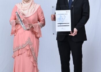 DATUK Bandar MBSJ,   Noraini Roslan dan Pengurus Besar Kanan, Sunway Property Management Division bersama anugerah ASRA 2021 yang dimenangi.