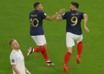 KYLIAN Mbappe dan Olivier Giroud merupakan gandingan mantap di samping seorang lagi tonggak Perancis, Antoine Griezmann mampu merobek gawang England dalam aksi suku akhir, Ahad ini. – AFP