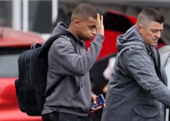 KYLIAN Mbappe melambai tangan ketika meninggalkan Lapangan Terbang Le Bourget, berhampiran Paris hari ini. - AFP