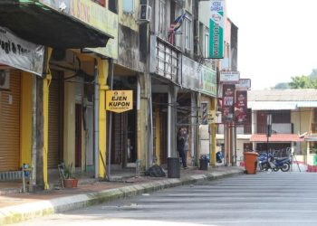 SUASANA lengang di sekitar PKPD Medan 88 Bandar Baru Salak Tinggi di Sepang hari ini. - FOTO/FAISOL MUSTAFA