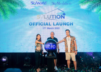 KETUA Pegawai Eksekutif SkyWorld, Lee Chee Seng (tengah) bersama Ketua Advokasi Pelanggan SkyWorld, Christy Yeap (kiri) dan Ketua Komunikasi Jenama SkyWorld, Leonard Tan pada majlis pelancaran aplikasi Solution+, baru-baru ini.