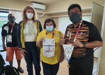 MEGAT D Shahriman (kanan) bertemu Olena Zaitseva (tengah) di Tokyo hari ini. - IHSAN MAJLIS PARALIMPIK MALAYSIA