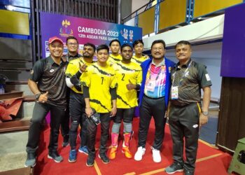 Presiden Majlis Paralimpik Malaysia (MPM), Datuk Seri Megat D Shahriman Zaharudin (dua dari kanan) bergambar bersama pasukan Goalball negara sebelum beraksi menentang Filipina di Sukan Para ASEAN di Kemboja.