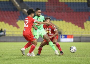 PENYERANG Melaka United dari Brazil Adriano cuba melepasi kawalan dua pertahanan Sabah dalam aksi suku akhir kedua Piala Malaysia di Stadium Hang Jebat, malam ini.