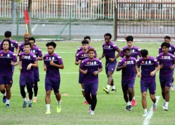 PEMAIN Melaka United menjalani latihan menjelang aksi Piala Malaysia menentang Selangor di Stadium Hang Jebat, Melaka esok. - UTUSAN/ RASUL AZLI SAMAD