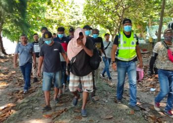 LAPAN individu dicekup polis dalam serbuan bersepadu di Pulau Besar, Melaka. - UTUSAN/IHSAN PDRM