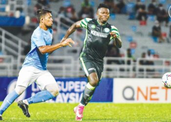 KEHADIRAN penjaring terbanyak Liga Super musim lalu, Ifedayo Olusegun (kanan) gagal membantu Melaka United melakar kemenangan dalam aksi pembukaan menentang PJ City kelmarin. – IHSAN MELAKA UNITED