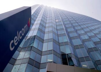 PENGGABUNGAN Celcom dengan Digi dijangka memperhebat tawaran kepada penggunanya memandangkan kedua-dua jenama itu berada dalam segmen pasaran berbeza. - GAMBAR HIASAN