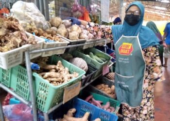 MERHATI Shamsuddin mengemas bakul barang jualannya di Pasar Awam Masjid Tanah, Melaka. - FOTO/MUHAMMAD SHAHIZAM TAZALI