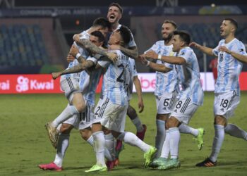 PARA pemain Argentina meraikan kejayaan mara ke Piala Dunia meskipun sekadar seri 0-0 menentang Brazil.-AFP