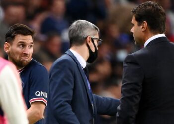 LIONEL Messi menjeling ke arah jurulatih, Mauricio Pochettino selepas tidak puas hati dikeluarkan dalam aksi menentang Lyon kelmarin. - AFP