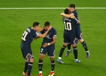 LIONEL Messi (kanan) meraikan jaringannya bersama Neymar dan rakan sepasukan ketika membantu PSG menewaskan Manchester City di Parc des Princes.