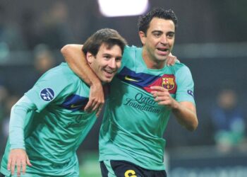 XAVI Hernandez (kanan) ketika bergandingan dengan Lionel Messi di zaman kegemilangan Barcelona.