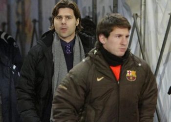 MAURICIO Pochettino (belakang) dan Lionel Messi.