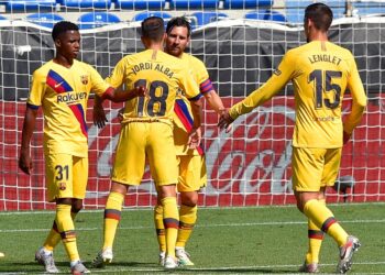 LIONEL Messi (tiga dari kiri) meraikan jaringannya bersama rakan sepasukan ketika membantu Barcelona membelasah Alaves 5-0 di Stadium Mendizorroza, Vitoria semalam. - AFP