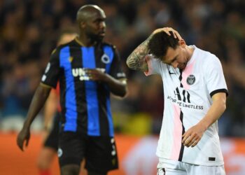 REAKSI Lionel Messi (kanan) ketika meninggalkan padang selepas Paris Saint-Germain sekadar seri 1-1 dengan Club Brugge dalam aksi Liga Juara-Juara di Stadium Jan Breydel, Bruges, Belgium hari ini. - AFP