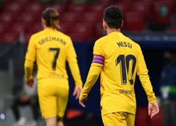 PENYERANG Barcelona, Lionel Messi (kanan) dan Antoine Griezmann  hampa pasukan mereka kalah 1-0 kepada Atletico Madrid dalam aksi La Liga di Stadium Wanda Metropolitano, Madrid pagi tadi. - AFP