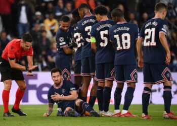 LIONEL Messi berbaring untuk membina tembok pemain dalam perlawanan  Liga Juara-Juara menentang Manchester City di Stadium Parc des Princes, Paris semalam. – AFP