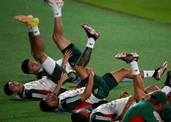 Pemain-pemain Mexico berlatih di Al Khor SC, Doha, semalam sebagai persiapan menentang Argentina, esok. – AFP