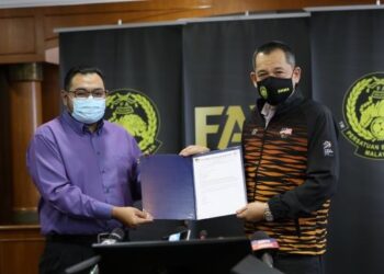 HAMIDIN Mohd. Amin (kanan) menerima dokumen pelantikan sebagai ketua kontinjen negara ke Sukan SEA Vietnam 2021 daripada Pengurus Besar Majlis Olimpik Malaysia Norhashimi Hussain di Wisma FAM hari ini. -