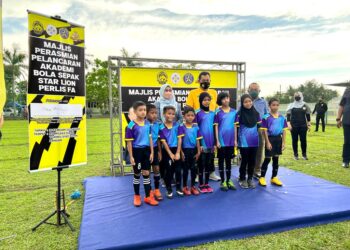 HAMIDIN MOHD AMIN (baju kuning) pada majlis pelancaran Akademi Bola Sepak Star Lion Persatuan Bola Sepak Perlis  semalam.