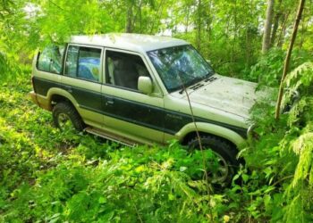 SEBUAH Pajero yang dinaiki beberapa penyeludup ketum terbabas selepas dikejar anggota Aksem Chuping dalam kejadian di sebuah kebun getah berhampiran kawasan ladang tebu, Chuping, Padang Besar, Perlis hari ini.