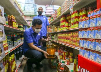 MOHAMAD Yusrizal Yusoff memeriksa harga minyak masak dalam botol ketika melakukan tinjauan harga minyak masak di sebuah pasar raya mini di Jalan Seberang Perak, Alor Setar, hari ini.