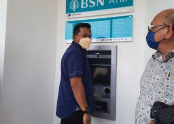 MOHD. Shahar Abdullah (kiri) hadir melancarkan mesin pengeluaran wang automatik (ATM) Bank Simpanan Nasional (BSN) yang pertama di pekan Sungai Lembing di Kuantan, Pahang. - FOTO/DIANA SURYA ABD. WAHAB