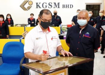 MOHD. Suhaimi Mohamed Ali menandatangani plak perasmian pejabat baharu KGSM Bhd. dan penyerahan sumbangan CSR di Ipoh, Perak, hari ini. - FOTO/ZULFACHRI ZULKIFLI