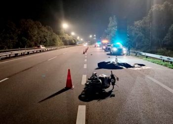 MOHD. Nor Faisal Ani meninggal dunia selepas motosikal yang ditunggangnya terbabas di Kilometer 98.7 Lebuh Raya Utara Selatan berhampiran Plaza Tol Sungai Petani dekat Alor Setar malam semalam.