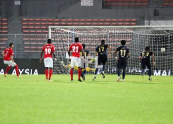 ROMEL Morales mudah menyempurnakan sepakan penalti untuk meletakkan Kuala Lumpur City mendahului Penang FC dalam aksi Kumpulan A Piala Malaysia, malam ini.