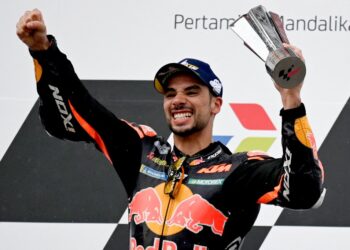 MIGUEL Oliveira meraikan kemenangannya pada Grand Prix Indonesia di Litar Mandalika hari ini. - AFP