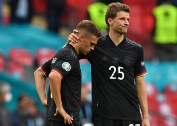 PEMAIN tengah Jerman, Joshua Kimmich (kiri) dan penyerang, Thomas Mueller kecewa selepas tewas kepada England pada pusingan 16 akhir hari ini. - AFP