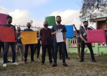 MUHAMAD Syazwan Che Rahim (depan) bersama anggota Armada Bersatu Pasir Puteh menunjukkan salinan laporan polis dibuat di IPD Pasir Puteh, Pasir Puteh, Kelantan semalam. - FOTO/TOREK SULONG