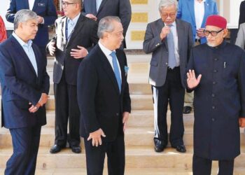 Presiden Bersatu, Tan Sri Muhyiddin Yassin (tengah) bersama Presiden UMNO, Datuk Seri Dr. Ahmad Zahid Hamidi (kiri) dan Presiden Pas, Datuk Seri Abdul Hadi Awang.