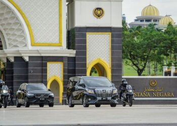 KENDERAAN rasmi membawa Perdana Menteri keluar dari Istana Negara, Kuala Lumpur, semalam. - UTUSAN/FARIZ RUSADIO