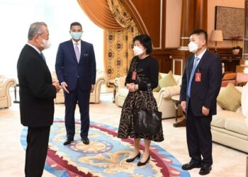 Muhyiddin Yassin berbual dengan Cheung Yan dan Zhang Cheng Fei di Putrajaya, semalam. Turut kelihatan Mohamed Azmin Ali. – GAMBAR FB MUHYIDDIN YASSIN