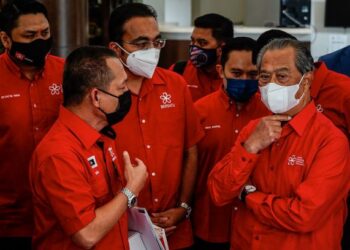 Muhyiddin Yassin berbincang dengan beberapa ahli Bersatu selepas berakhir mesyuarat MPT di rumah Persatuan Alumni Universiti Malaya, Bangsar, Kuala Lumpur, semalam. – MINGGUAN/AMIR KHALID