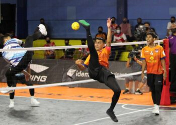 MUQLIS Borhan membuat rejaman untuk mendapatkan mata buat
Johor Tigris pada aksi Premier di kejohanan Emas Anuar Liga Sepak Takraw (STL) di Kompleks Sukan Panji di sini, sebentar tadi. UTUSAN/ ZULHANIFA SIDEK