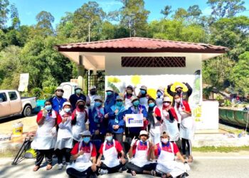 Pelajar bersama pensyarah Sijil  Rekabentuk Dalaman Kolej Komuniti Selayang yang terlibat untuk lukisan mural di Gombak baru-baru ini.