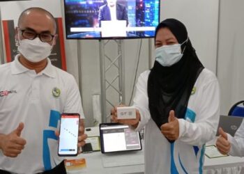 NOLEE Ashilin Mohammed Radzi (tengah), Syamsul Hazeman Md. Salleh (kiri) dan Mufidah Mahfodz bersama peranti digunakan untuk myPATIL pada majlis pelancarannya di Dewan Merdeka, Seri Manjung, Perak, baru-baru ini.