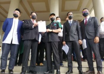 NADZIM Johan (tengah) hadir di Mahkamah Tinggi Kuala Lumpur bagi memfailkan permohonan semakan kehakiman untuk mengarahkan Kementerian Kesihatan Malaysia (KKM) menjawab
surat bagi memperincikan isu-isu penting berhubung virus Covid-19. - FOTO/NORLIZAH ABAS